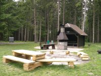 Schutzhütte und Grillstelle (Hier klicken zum Vergößern) Schutzhütte und Grillstelle